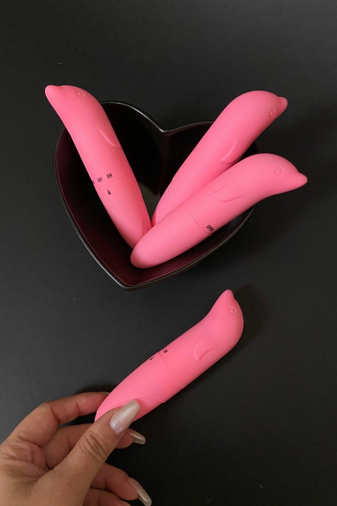 VIBRADOR PONTO G AVELUDADO COM FORMATO GOLFINHO MIESS